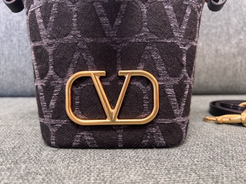 Va1e*ntin0 bucket bag
